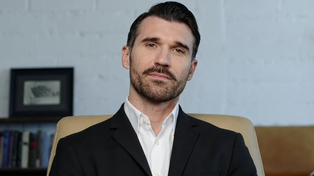 Avatar de IA: Raúl, director comercial